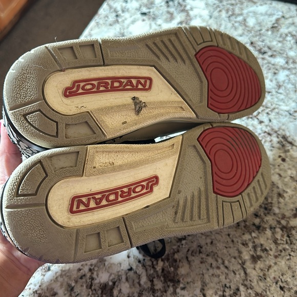 Boys Air Jordan NIKE shoes. Excellent condition/ gently used. Size 7. - Picture 5 of 7